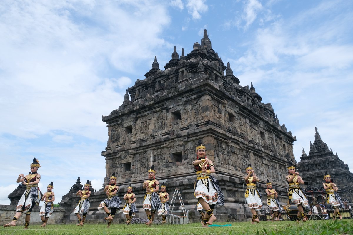 "Karya ini maknanya kehalusan hati nurani. Kita ingin sampaikan lalui karya bahwa perbedaan adalah keindahan & tidak jadi masala. Kita tampilkan lalui tari supaya Indonesia tetap NKRI, berbeda suku berbeda agama tetapi tetap 1 Indonesia" Jelas Tejo saat ditemui usia pementasan.