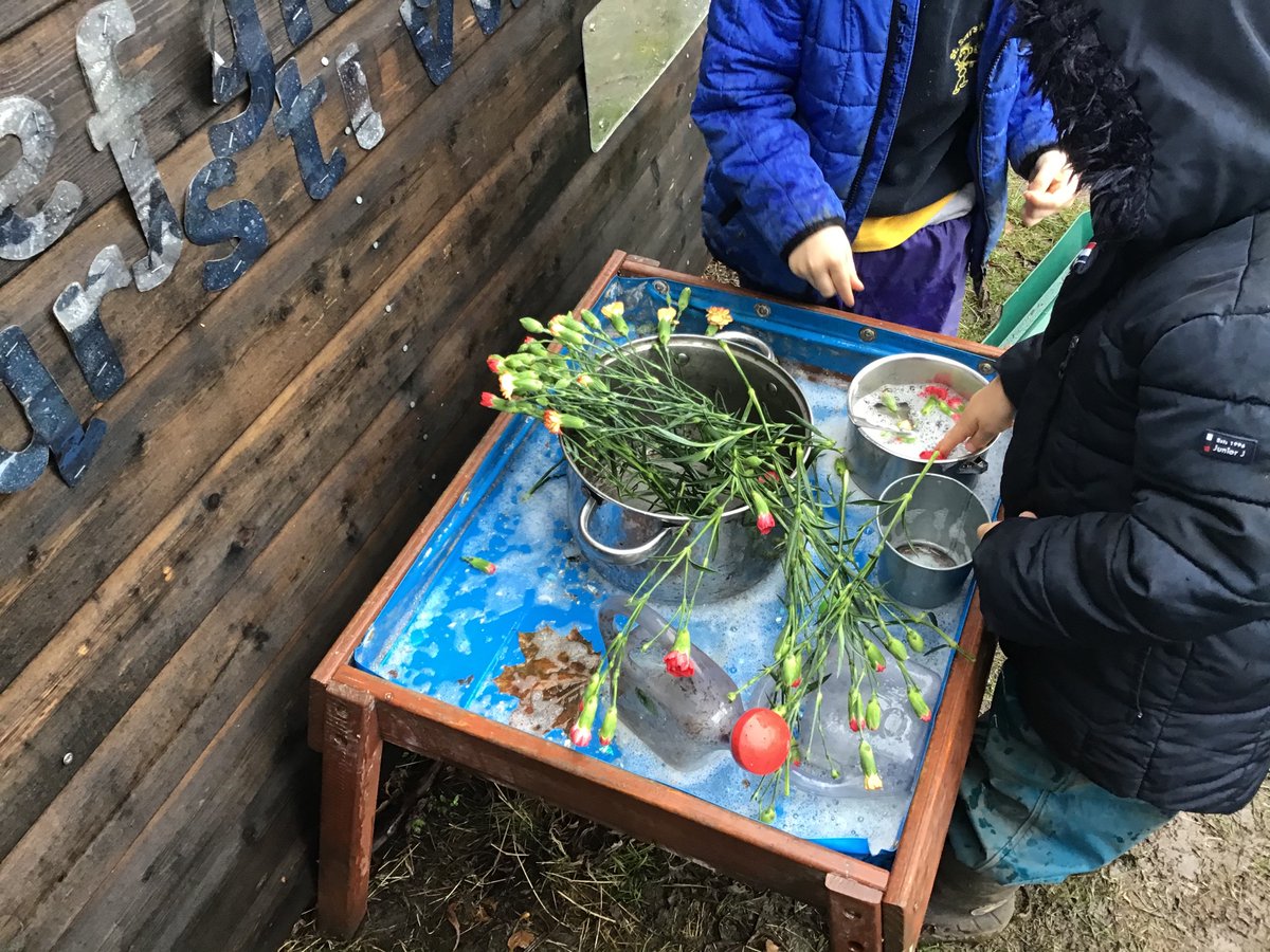 SerfsSt's tweet photo. Learners in the clubhouse pod enjoyed adding petals to the water tray
JD “ We made porridge, it looked like strawberries”
#sensory
#usingourimaginations https://t.co/oomW1H4dJr
