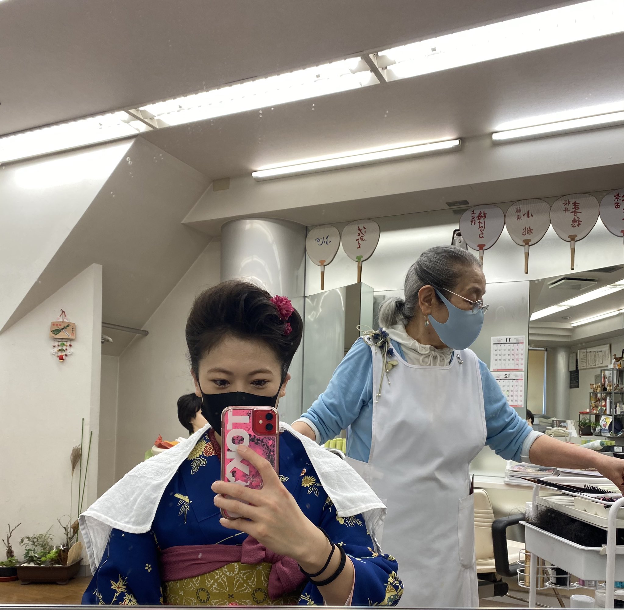 Hitomi 京都 憧れのエメラルド美容室 行ってきたけど80歳過ぎた先生の高い技術を体感出来たのと 80歳過ぎても創作意欲わきながら楽しんでヘアセットしてる先生の姿に感銘を受けた 適当にどうぞと言ったら着物に合わせて大正ロマン風抱き合わせスタイルで完