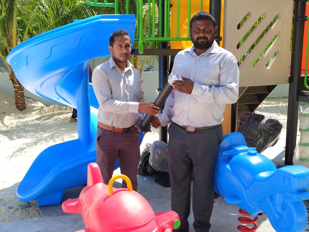 Kelaacouncil's tweet photo. ޔޫތު މިނިސްޓްރީ އާއި ކެލާ ކައުންސިލް ގުޅިގެން ކެލާގަ ތަރައްޤީ ކުރަމުންއަންނަ ކުޑަކުދިންގެ ޕާކުގަ ހަރުކުރުމަށް ބޭނުންވާ ގަރޑަން ލައިޓް އަޑިއާސް ޖަމިއްޔާއިން ވަނީ ހަދިޔާކޮށްފަ. ޝުކުރިއްޔާ އައިޑިއާސް
@ideas_mv 
@MoYSCEmv https://t.co/E4l0KLnuym