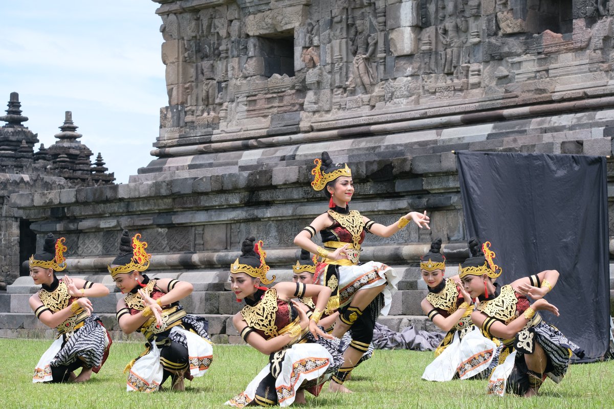 "Dengan adanya event bersama ini wisata seni budaya yang ada di Klaten bisa dikenal oleh masyarakat luas di Soloraya bahkan di kancah internasional" kata Ety