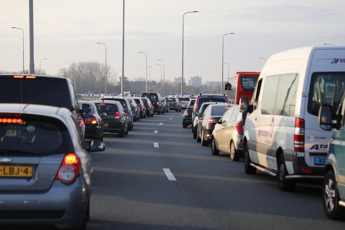 Opstopping door ongeval op Schipholweg bij Vijfhuizen..