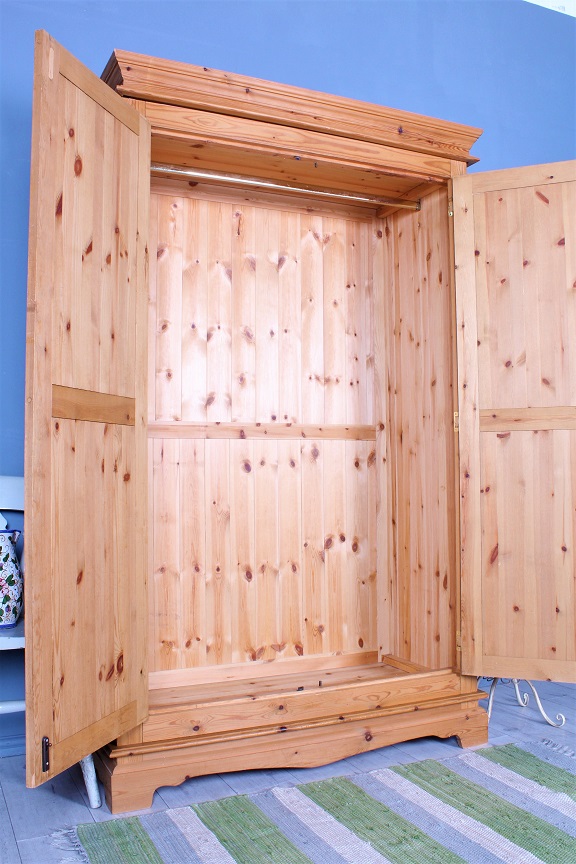 sussexpine's tweet photo. £225 - Large solid pine double wardrobe with working lock &amp; key, comes in 6 sections so most stairs will be accessible.
https://t.co/nKYxTcIdYq https://t.co/C2Rp9y8N41