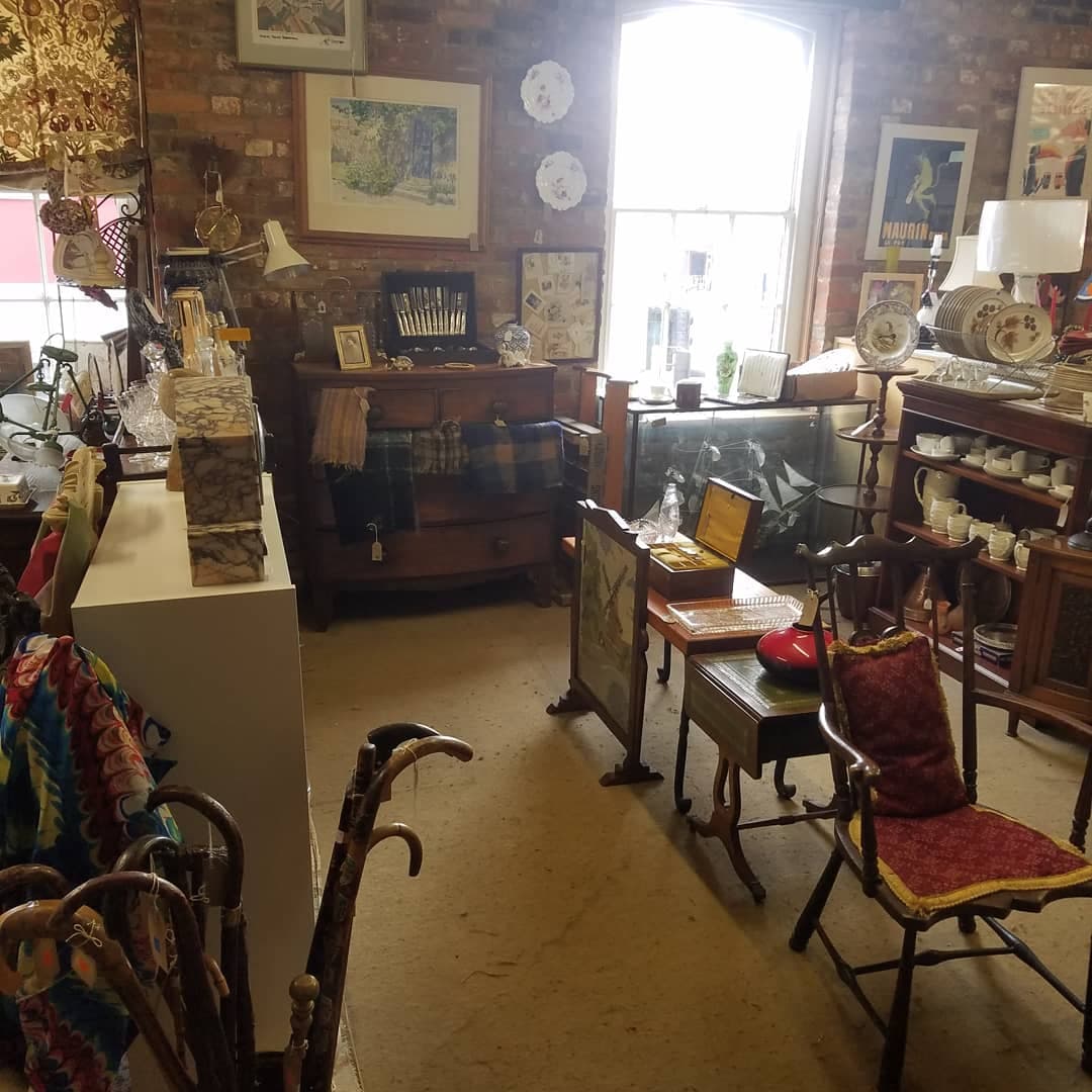 Treasur29154563's tweet photo. This Picture is of some of the Items I have i my pod space at the #LambArcade In Wallingford so if there is anything that you like the look of then please let me know... #Pod #Antiques #Collectables #vintage #querky https://t.co/eHYmhVfiA3
