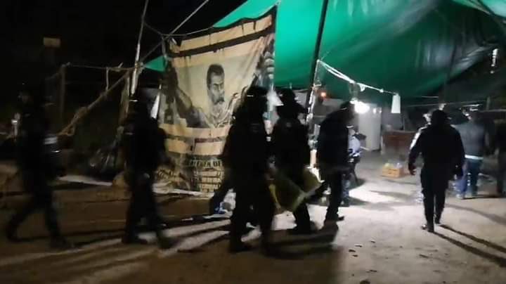 ChrisPeverieri's tweet photo. #Messico, maggio 2014 Amlo #NoPIM: «Voglio dirvi che difenderemo con ogni mezzo le popolazioni. Non vogliamo questo gasdotto, non vogliamo questa termoelettrica e non vogliamo nemmeno le miniere che devastano i territori e inquinano l’acqua».
Messico, novembre 2020 Amlo GN. https://t.co/N2FHKNTCPs
