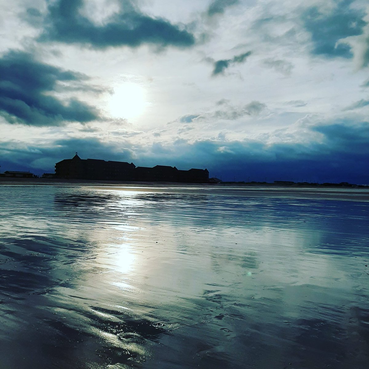 _just_kitty's tweet image. Missing my evening strolls along an empty beach lost in my thoughts. I need to find a winter thinking spot! #selfcare #thinkingspot #tuesdayvibe #mentalhealth #nature #solitude