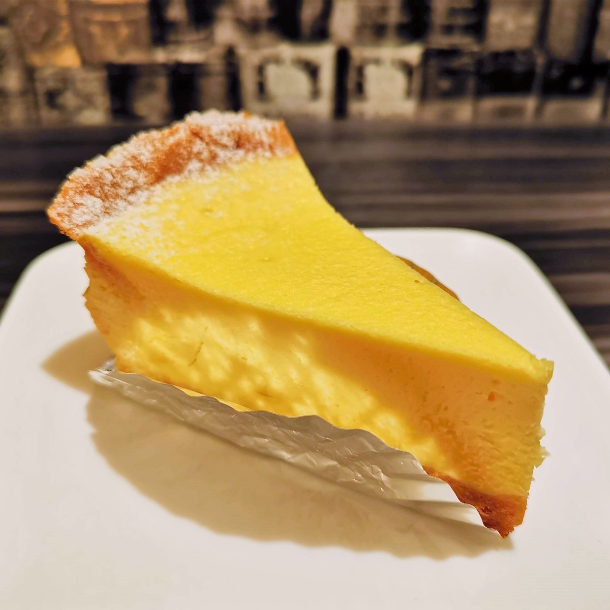 かなざわ チーズケーキなど 新高円寺駅 東京メトロ丸の内線 から徒歩2分ほどの場所に パティスリーコポー のチーズケーキ 名前は 焼きチーズ シンプルなベイクドチーズケーキですが 濃厚で風味豊かで 素材の良さを感じられて 一口目から