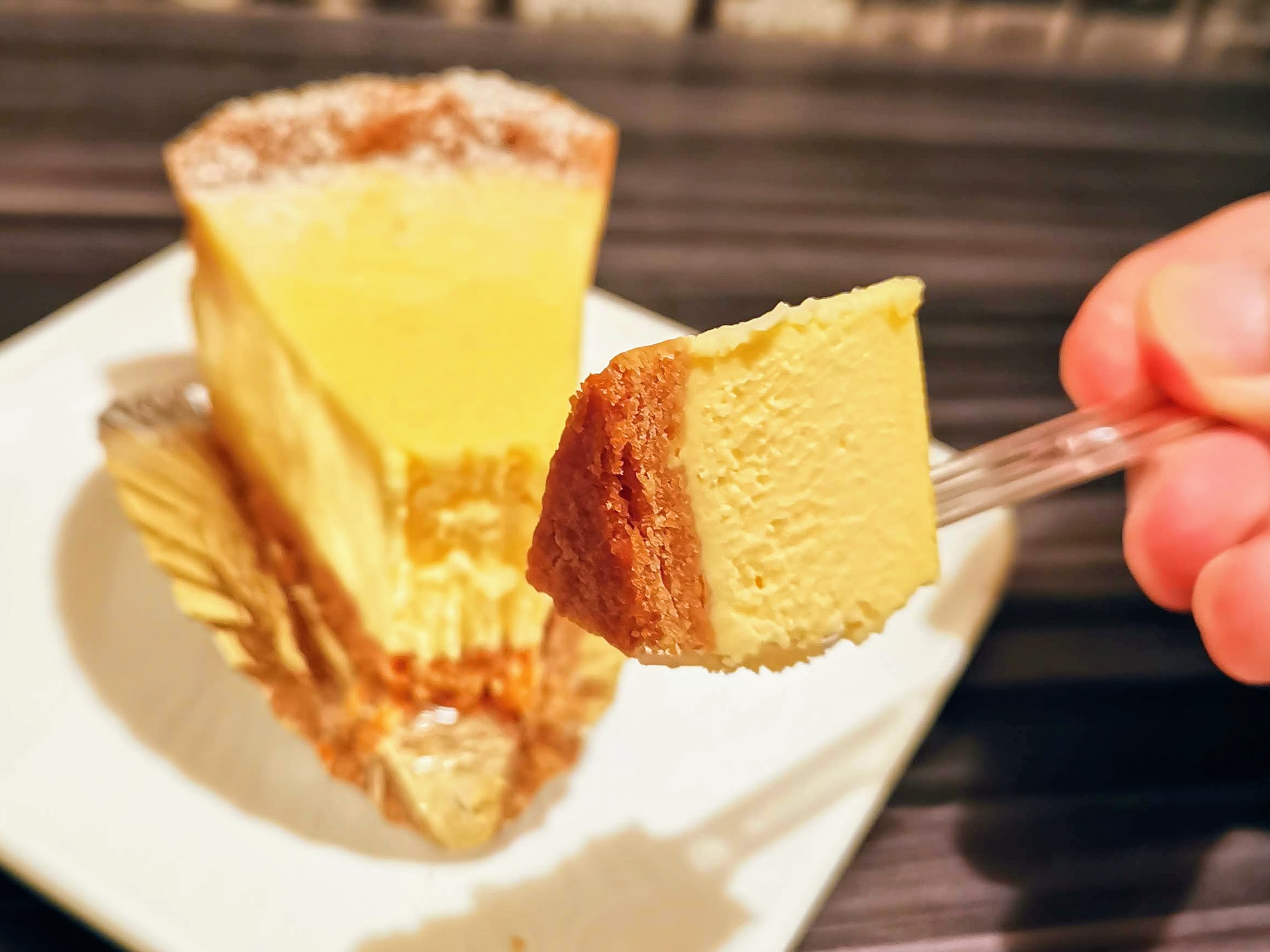 かなざわ チーズケーキ 新高円寺駅 東京メトロ丸の内線 から徒歩2分ほどの場所に パティスリーコポー のチーズケーキ 名前は 焼きチーズ シンプルなベイクドチーズケーキですが 濃厚で風味豊かで 素材の良さを感じられて 一口目から あっ