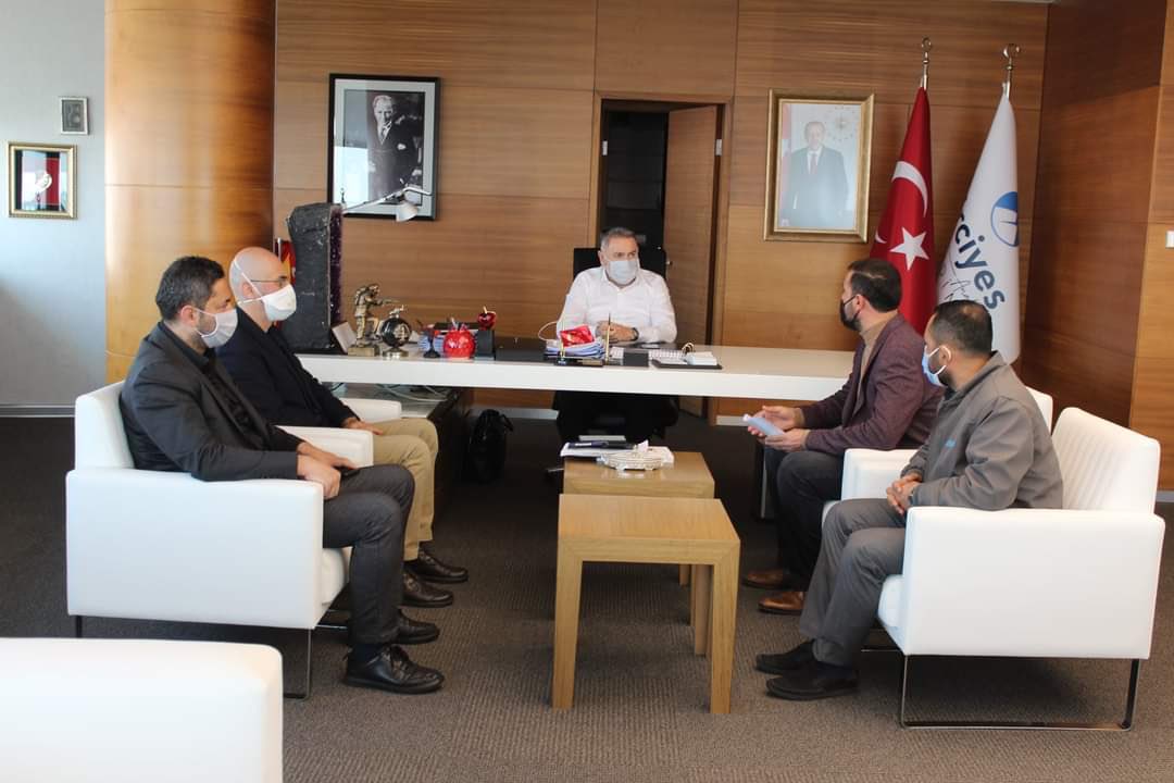_EminHayta's tweet photo. Anadolu Erciyes Holding yönetim kurulu ve CEO’su sayın @AB_Ertekin Beyi ziyaret ederek pandemi ve çalışma hakkında fikir alışverişinde bulunduk. Sayın CEO’muza çalışan arkadaşlarımızın selamlarını söyleyerek hediyelerini takdim ettik. https://t.co/OAn5NiImfx