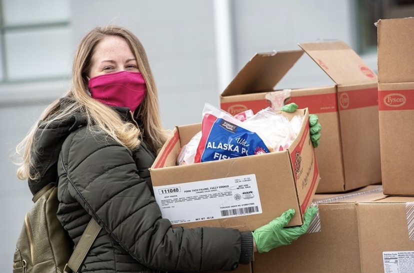 FeedingAmerica's tweet image. As COVID-19 cases continue to surge during the holidays, our neighbors facing hunger need us now more than ever. Read our newest blog to learn more and find out how to help. bit.ly/3ftBHqD