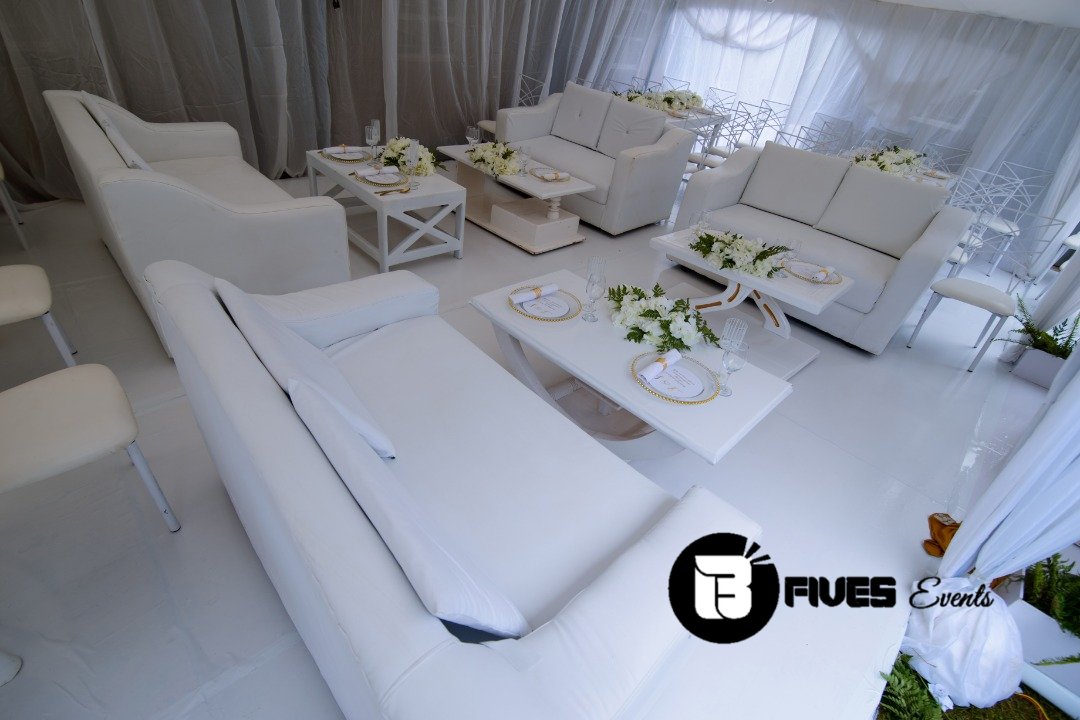 BfivesEvents's tweet photo. It was all glitz and glamour on Sheila's kukyala in Kabale.
Styled by yours truly BFIVES Events with Dazzlejam on the Photography

#WeRedfineEvents

Our Contact: https://t.co/I3l9hISIwq

#whitesetup
#mikolo 
#ugandantraditionalweddings
#beautifulbride
/1 https://t.co/MGsDRQhQvF