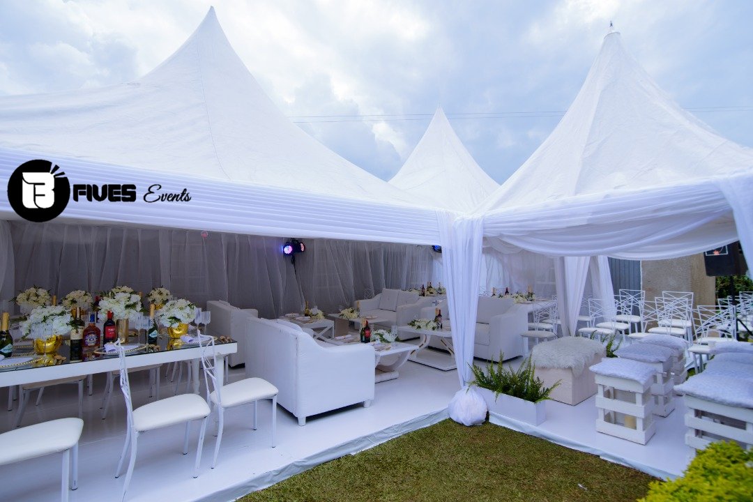 BfivesEvents's tweet photo. It was all glitz and glamour on Sheila's kukyala in Kabale.
Styled by yours truly BFIVES Events with Dazzlejam on the Photography

#WeRedfineEvents

Our Contact: https://t.co/I3l9hISIwq

#whitesetup
#mikolo 
#ugandantraditionalweddings
#beautifulbride
/1 https://t.co/MGsDRQhQvF