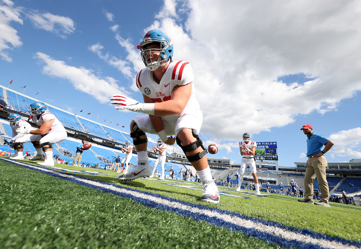 OleMissFB's tweet photo. 𝗪𝗔𝗞𝗘 𝗨𝗣 and celebrate @ColquittCarter's birthday!🥳

#HottyToddy | #BirthdayReb https://t.co/x9CK8YmiaB