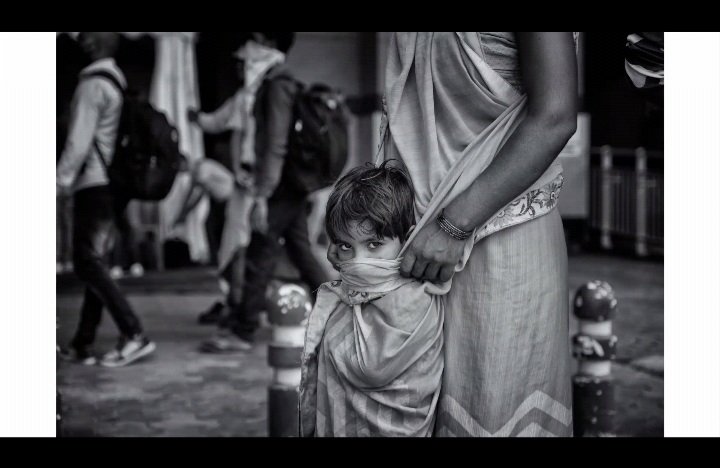 saharzaman's tweet image. The eyes showed all their helplessness and desperation to reach home.  #photographer T.Narayan on India's #migrantcrisis 

#HunarCharcha with @i_dhirajsingh .
By @Hunar_TV @indianphotofest