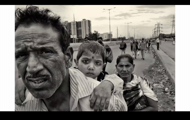 saharzaman's tweet image. The eyes showed all their helplessness and desperation to reach home.  #photographer T.Narayan on India's #migrantcrisis 

#HunarCharcha with @i_dhirajsingh .
By @Hunar_TV @indianphotofest
