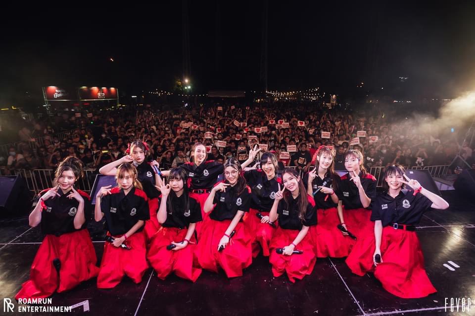 fever_thailand's tweet photo. ขอขอบคุณทาง Cat Radio ที่ให้โอกาสพวกเราได้แสดงโชว์บนเวทีและได้พูดคุยกับแฟนคลับในงาน CAT EXPO 7 นะคะ ✨🎡

ขอบคุณแฟนคลับทุกๆ คนที่มาทำโปรเจคเล็กๆ ที่ยิ่งใหญ่ให้กำลังใจพวกเรากันน้า ❤️

#FEVERTH #CATEXPO #CATRADIO https://t.co/FnK6o5KC2v
