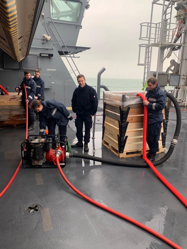 HSuurveld's tweet photo. Oefenen met de diverse middelen voor brand- en calamiteitenbestrijding voor de #adelborsten. Altijd leuke en ook zinvolle training. https://t.co/dVCJQcLaFO