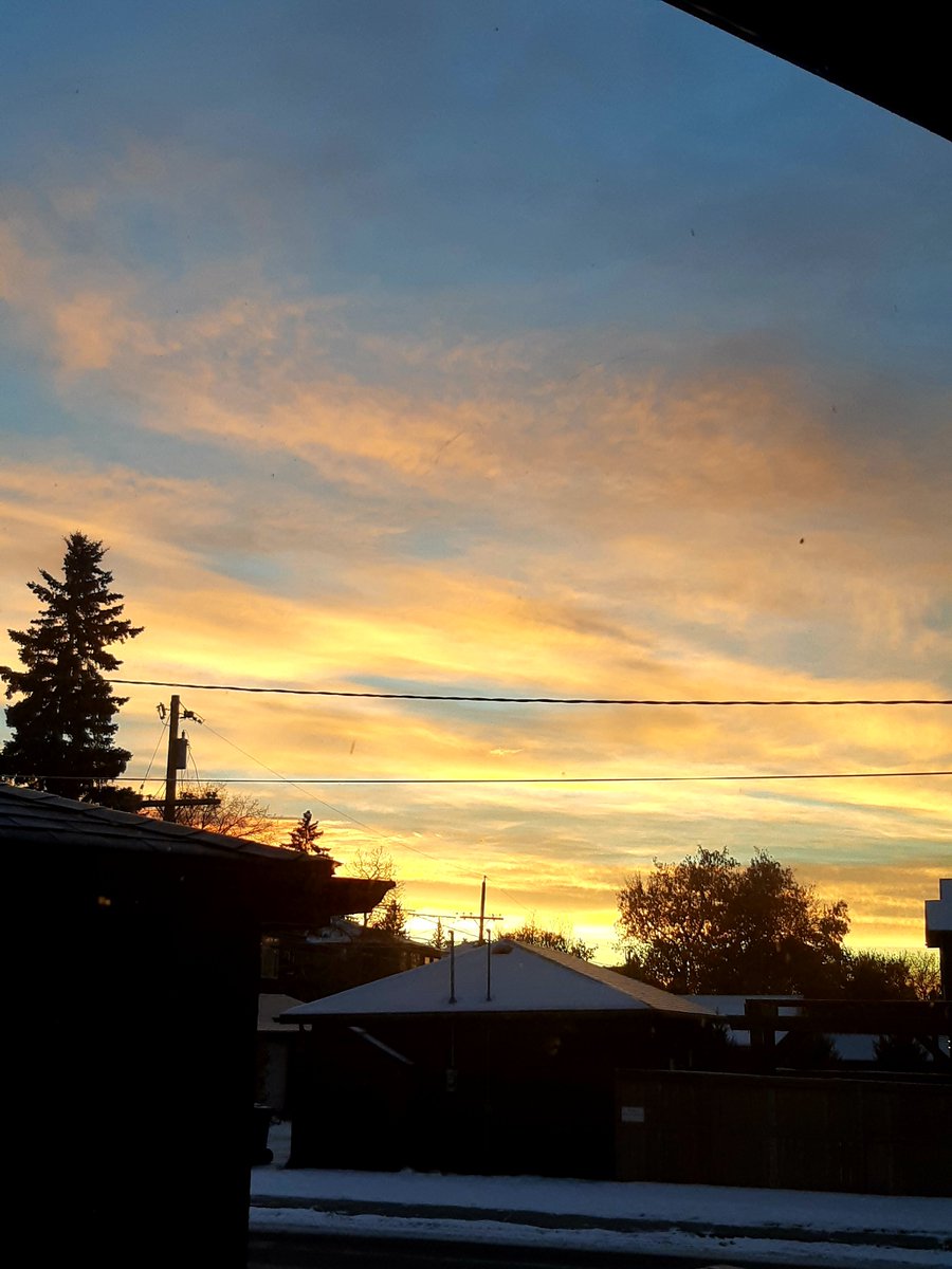 sorasinger's tweet photo. Winter sunrise from my kitchen table. There is beauty in the most mundane moments and the most mundane places. A perfect restful morning.  #sunrise #yycsunrise https://t.co/xSyTh5hn5z