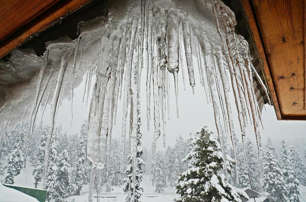 jandkheadlines's tweet photo. Icicles hang from a roof top of a building at ski resort #Gulmarg. Photos by @basiitzargar https://t.co/w7vEdBZP5J