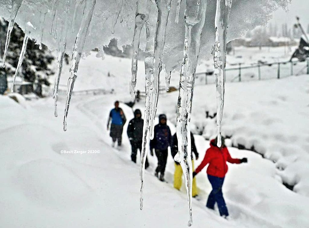 jandkheadlines's tweet photo. Icicles hang from a roof top of a building at ski resort #Gulmarg. Photos by @basiitzargar https://t.co/w7vEdBZP5J