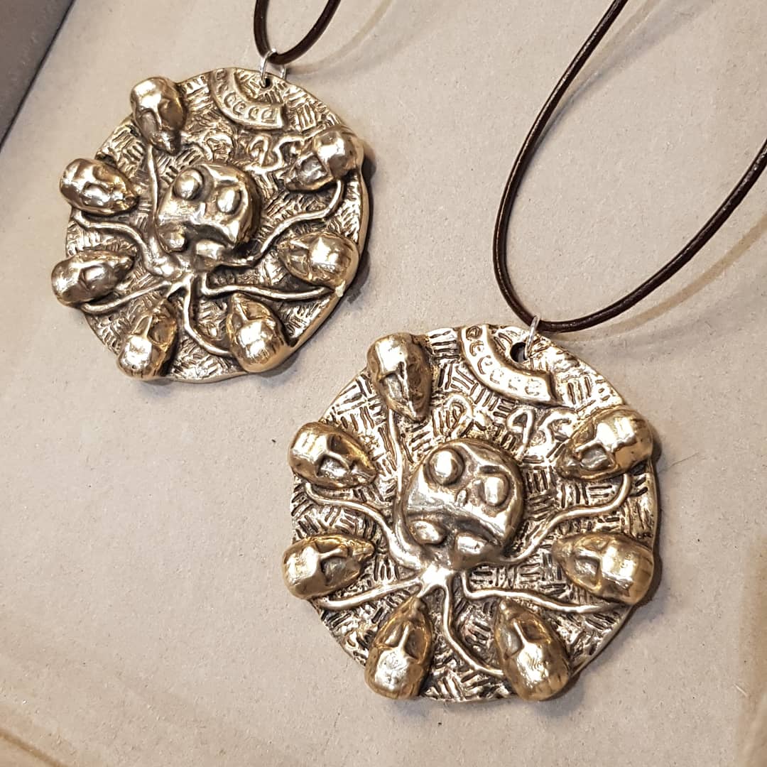 Esperia3D's tweet photo. Le voici, le #médaillon d'#Ogma en bronze ! Après des semaines de galère, de fonte ratées et de recherches j'ai enfin réussi à avoir un résultat satisfaisant 🔥 

J'ai dû refaire certains détails à la main mais c'était très intéressant à travailler

#Kaamelott #fonderie #artisan https://t.co/OMySymm8V2