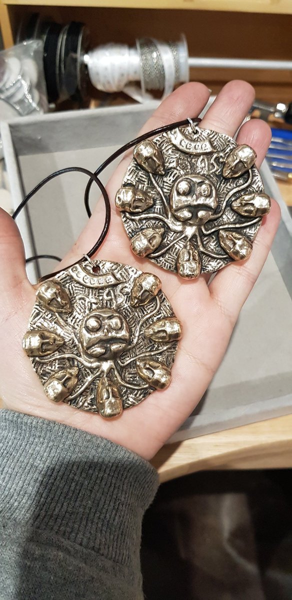 Esperia3D's tweet photo. Le voici, le #médaillon d'#Ogma en bronze ! Après des semaines de galère, de fonte ratées et de recherches j'ai enfin réussi à avoir un résultat satisfaisant 🔥 

J'ai dû refaire certains détails à la main mais c'était très intéressant à travailler

#Kaamelott #fonderie #artisan https://t.co/OMySymm8V2