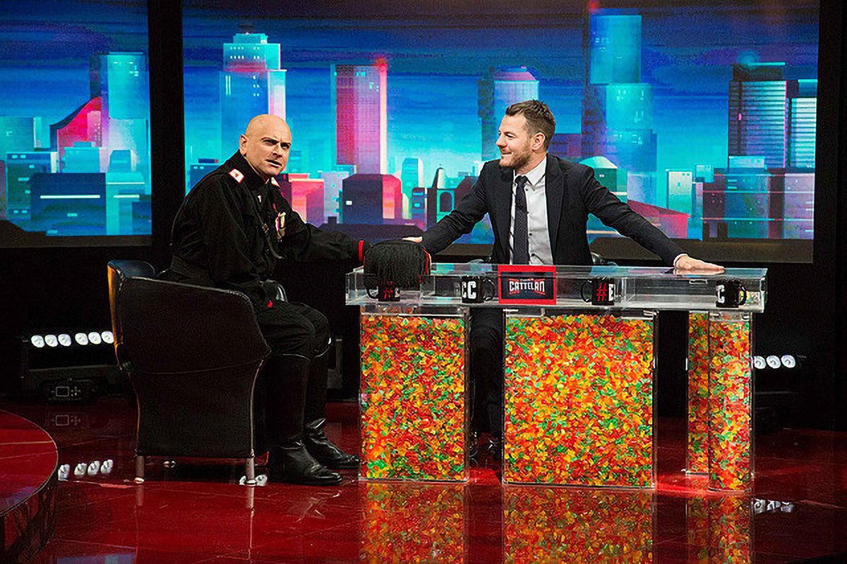 Inspi 正解は 帰ってきたムッソリーニ 18 でした 昨日紹介した 帰ってきたヒトラー のリメイク ヒトラー をムッソリーニに置き換えただけでストーリー自体はほぼ同じ展開で進む ヒトラーは犬好きで知られていたからこそあの射殺シーンがいきて