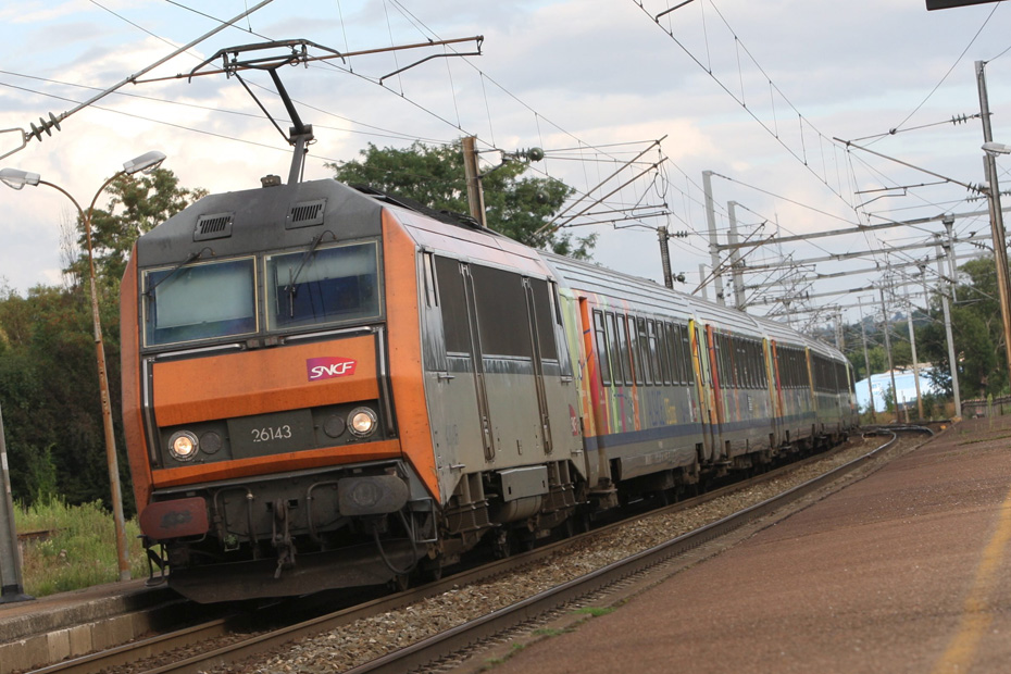 En dehors des TGV, pendant très longtemps, un trajet intercité en France se passait dans un train Corail tiré par une locomotive.Cela à ses avantages et inconvénients.