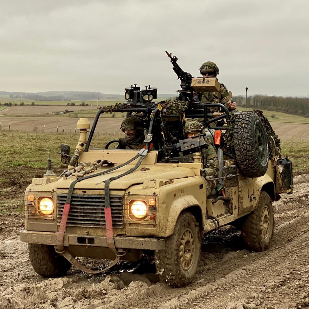 Supplying the force, and protecting the supplies.
Strong work by 63 Squadron, 13 Air Assault Support Regiment RLC, training to sustain <a href="/2PARA_HQ/">2 PARA</a> Battlegroup in a contested battlespace on #WessexStorm 
                      🔴⚫️💪