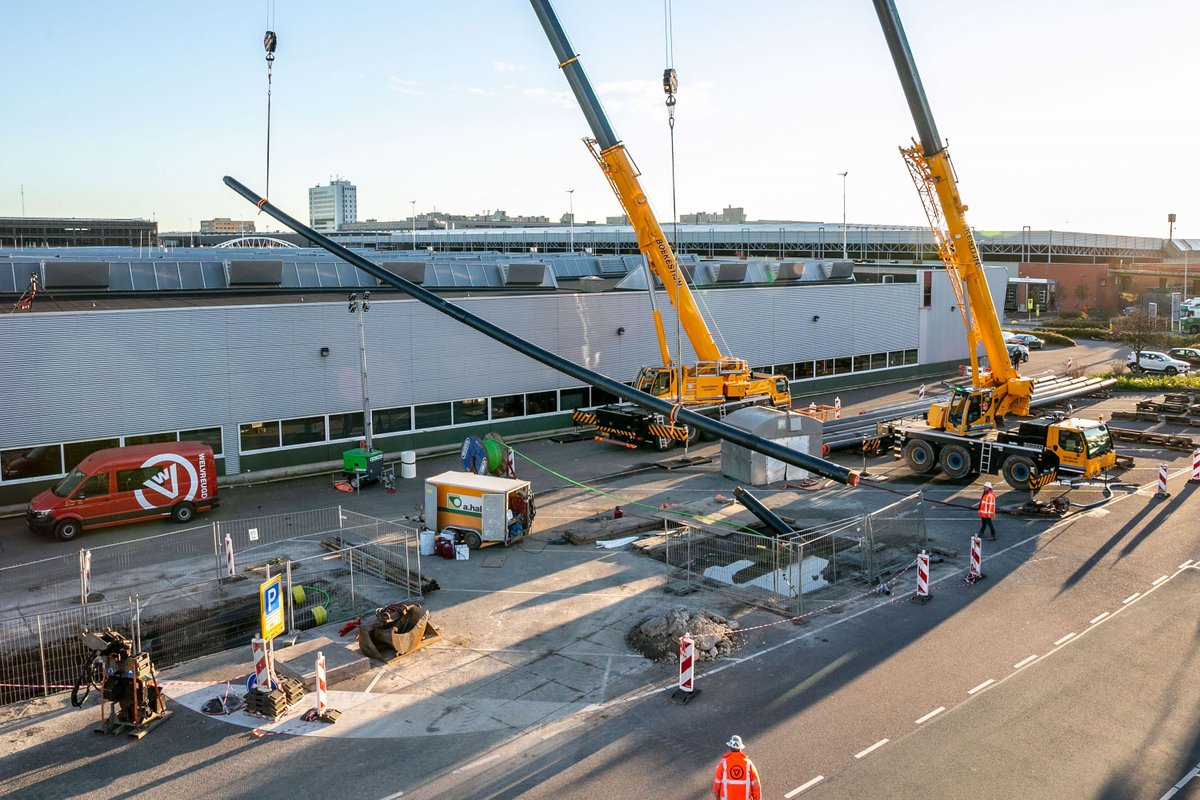 Met een unieke boogboring van 160 meter lang vervolgt het warmtenet Trias Westland zijn weg richting <a href="/WestlandInfra/">Westland Infra</a> en wordt <a href="/FloraHolland/">Royal FloraHolland</a> aangesloten op aardwarmte. #samenwerken #glastuinbouw #warmtenet #duurzaamheid #technisch #triaswestland #WSW   bit.ly/2UX5Ghc