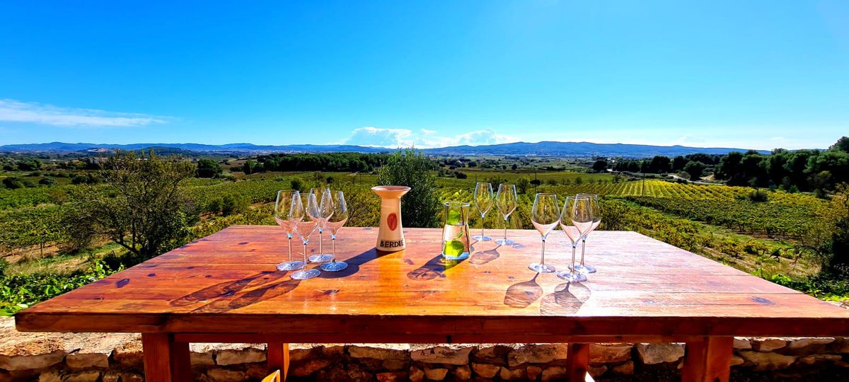 Quines ganes d’obrir de nou la nostra porta al #Penedès!🥂

Malgrat tot... brindem! Perquè els bars i restaurants ja són oberts, perquè seguim demanant menjar exquisit a domicili, i perquè seguim maridant-lo com més ens agrada.
 
Aquest mar de vinyes us seguirà esperant!😉