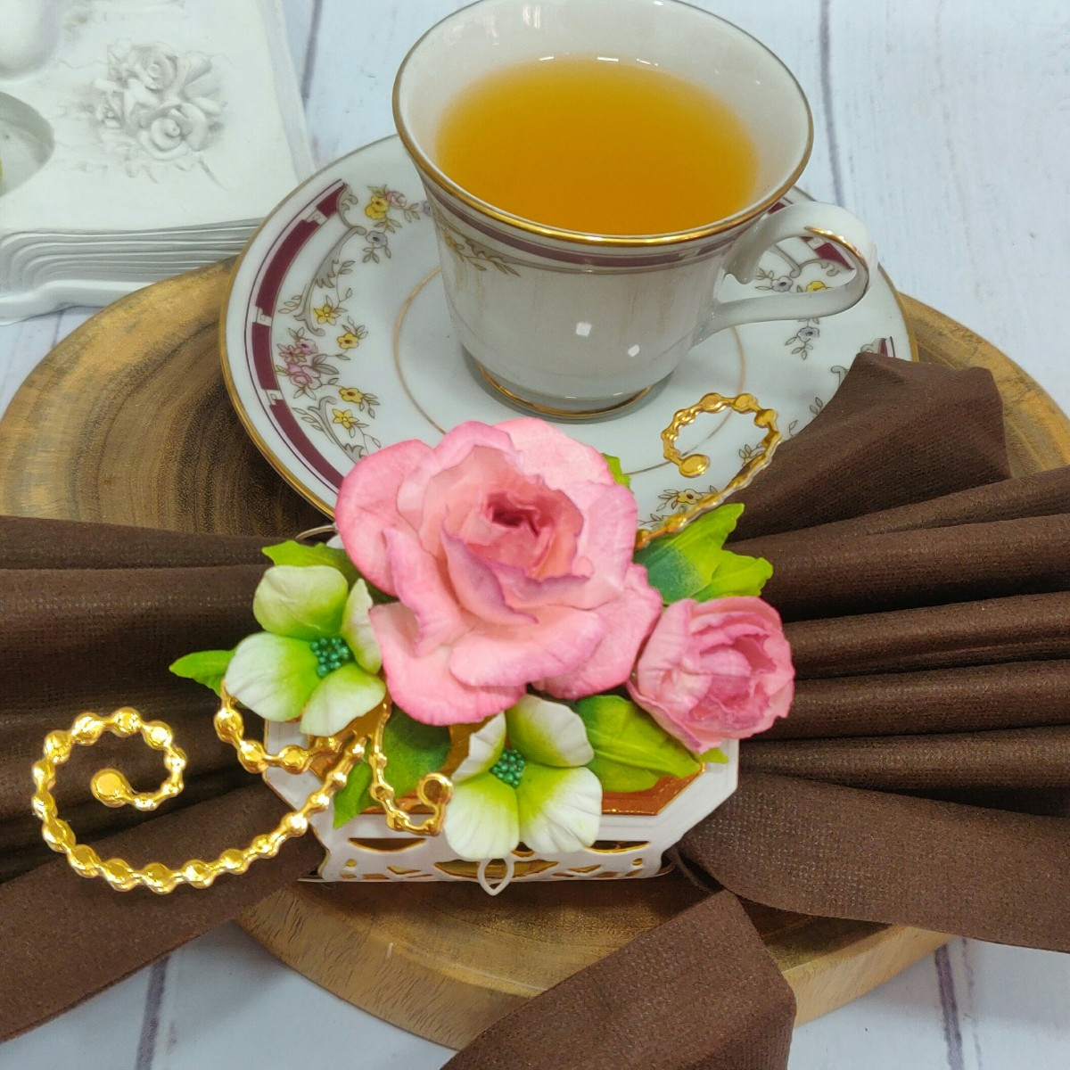 BeccaFeeken's tweet photo. We're sharing a new video! Looking for a way to dress up your holiday table? Learn how to make handmade 🌹 paper roses on an elegant napkin ring. Crafting DIY flowers are an easy way to customize holiday decor. https://t.co/89AtoF4tZh #paperflowers #thanksgiving #tabledecor https://t.co/ytz2vq1d2y