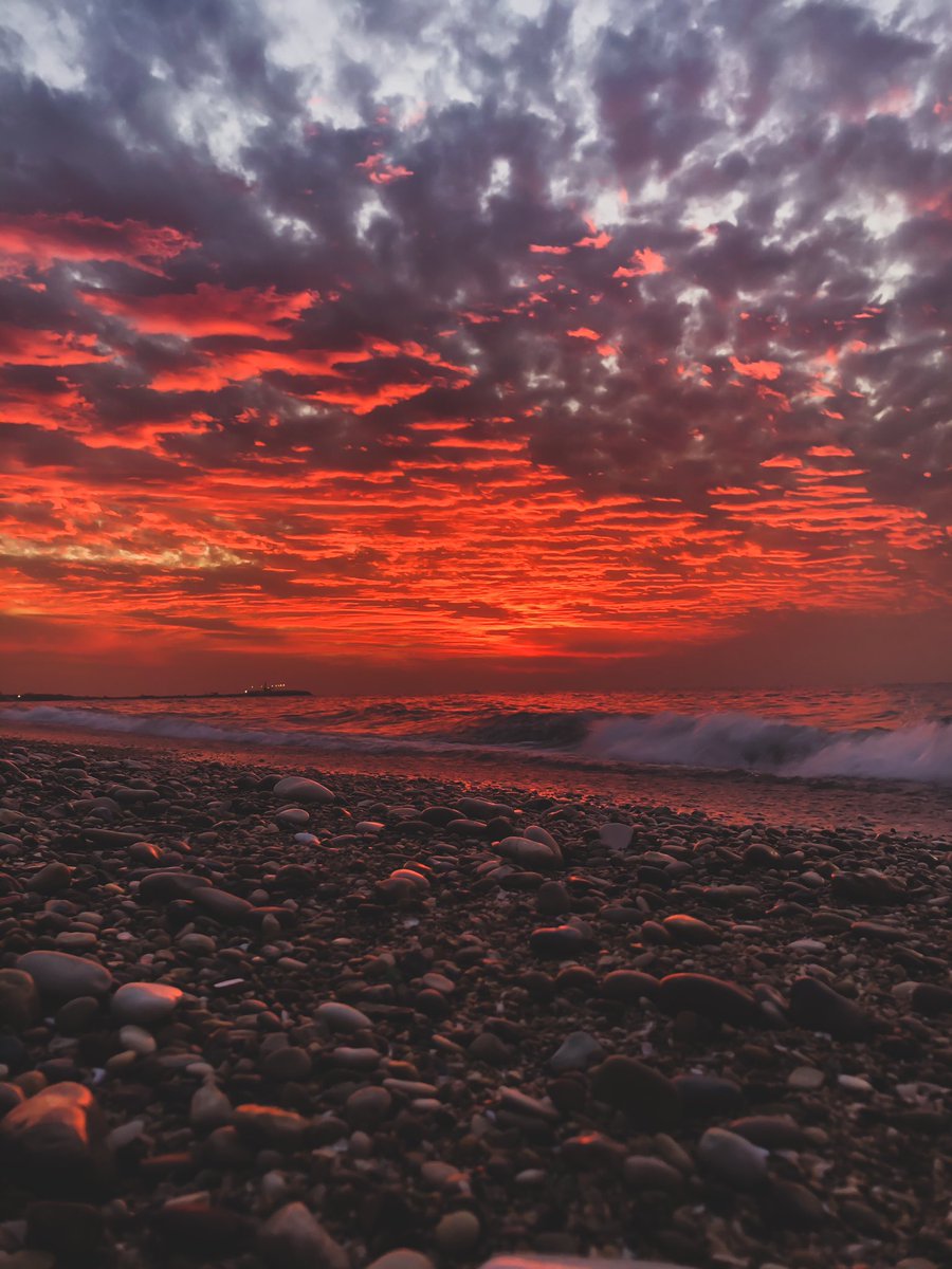 tarhinihsn's tweet photo. The sky speaks in a thousand colours..♥️🌤🌊
#sunset https://t.co/L2FmdYA1BJ