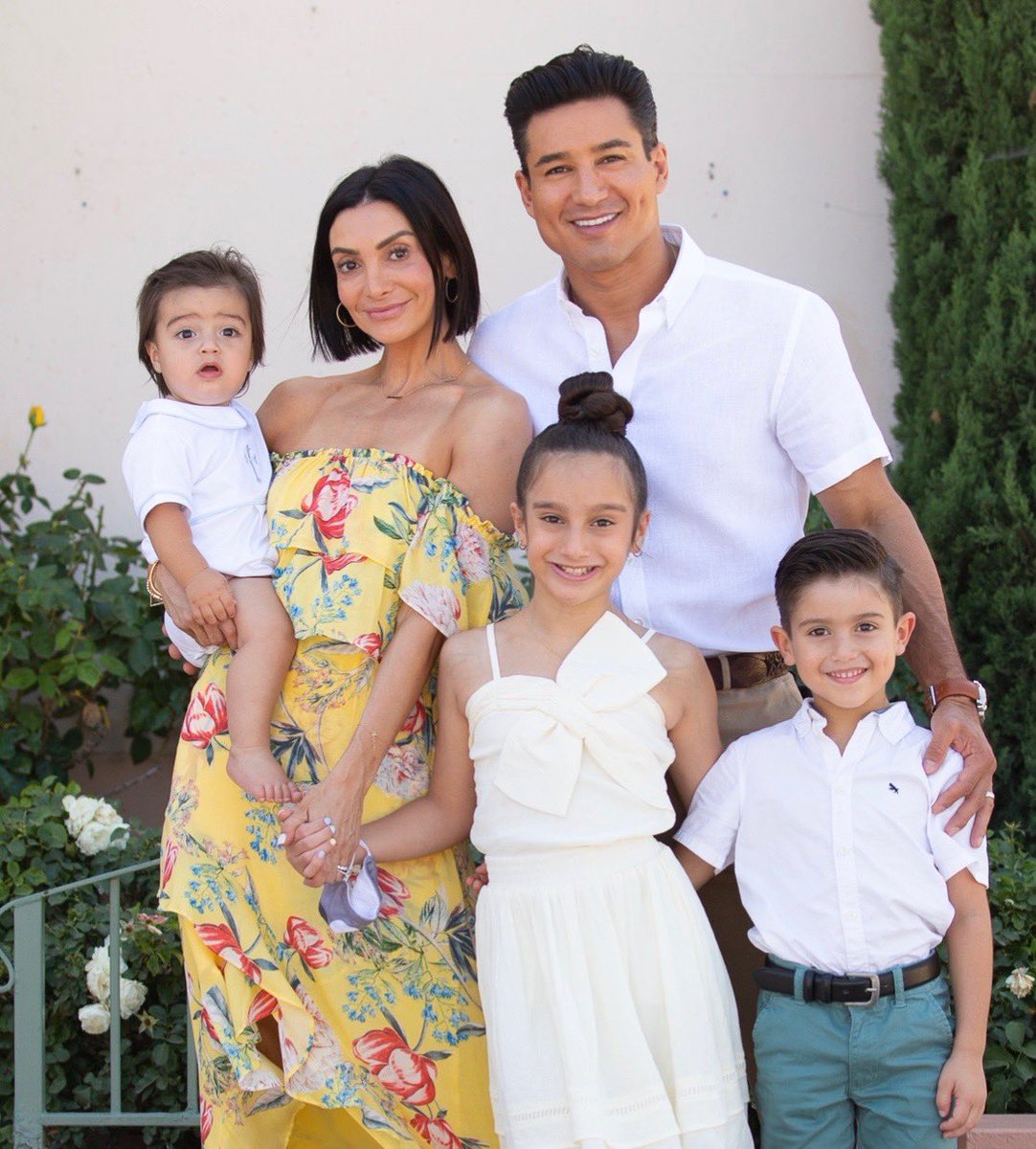 mariolopezviva's tweet photo. So thankful to have these people in my life. Post a family photo or video using the hashtags #VerizonLive and #MacysParade for a chance to appear in our Virtual Spotlight during the Thanksgiving Parade livestream! #sponsored https://t.co/FRjsizOSdA