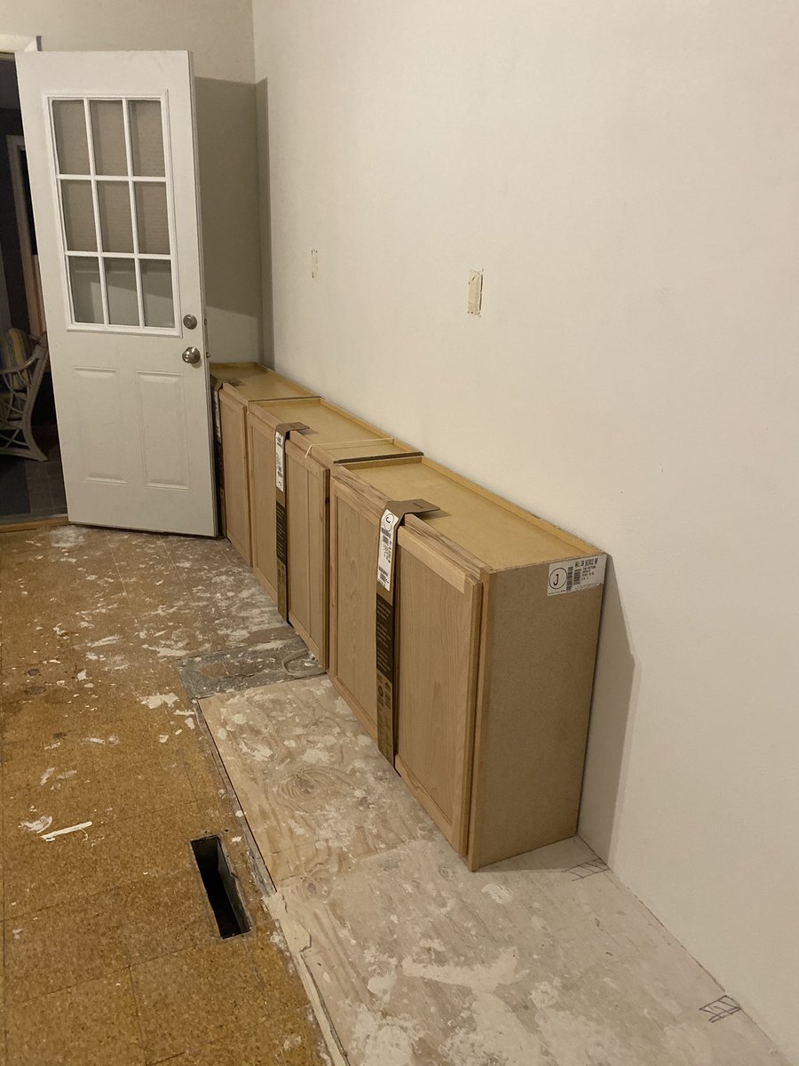 samphelps21's tweet photo. @LongtimeToolies goofed around and added stock cabinets to make a built in / desk in a newly renovated Den https://t.co/mZ40tqyO56