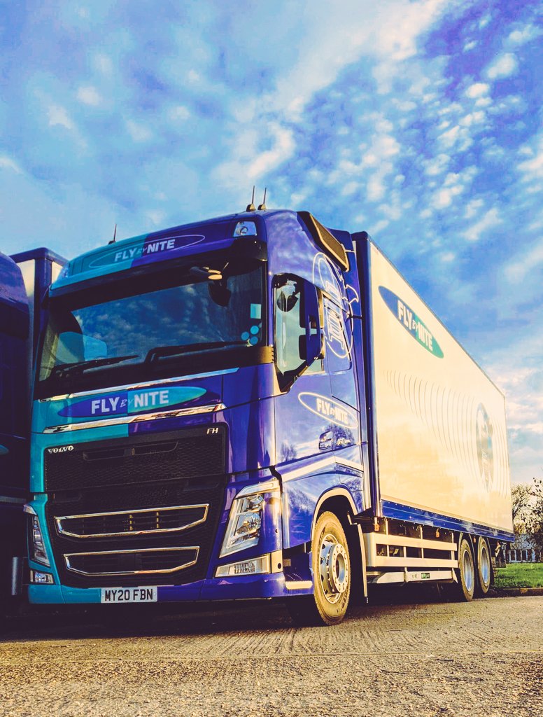 FlybyNite_HQ's tweet photo. Volvo 26Tonner ☀️

Keep your eyes peeled for a giveaway on our Instagram page at 5:30pm 👀 

Instagram - Flybynite_Trucking 

@VolvoTrucksUK @VolvoTrucks 

#Truck #Volvo #VolvoTruck #26T #wemakeevents #sunny #UK #UkHaulier #Hualage #GeneralHualage #Truckerlife #Music https://t.co/CxSa9ucdn9