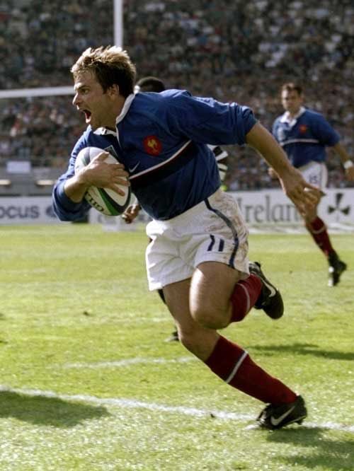 bompard's tweet photo. Infinie tristesse  ... Christophe Dominici, authentique et généreux, incarnait les valeurs du rugby romantique qu’on aime. Pensées pour les siens et le monde du rugby qui le pleurent. https://t.co/BqfIDYzZaj