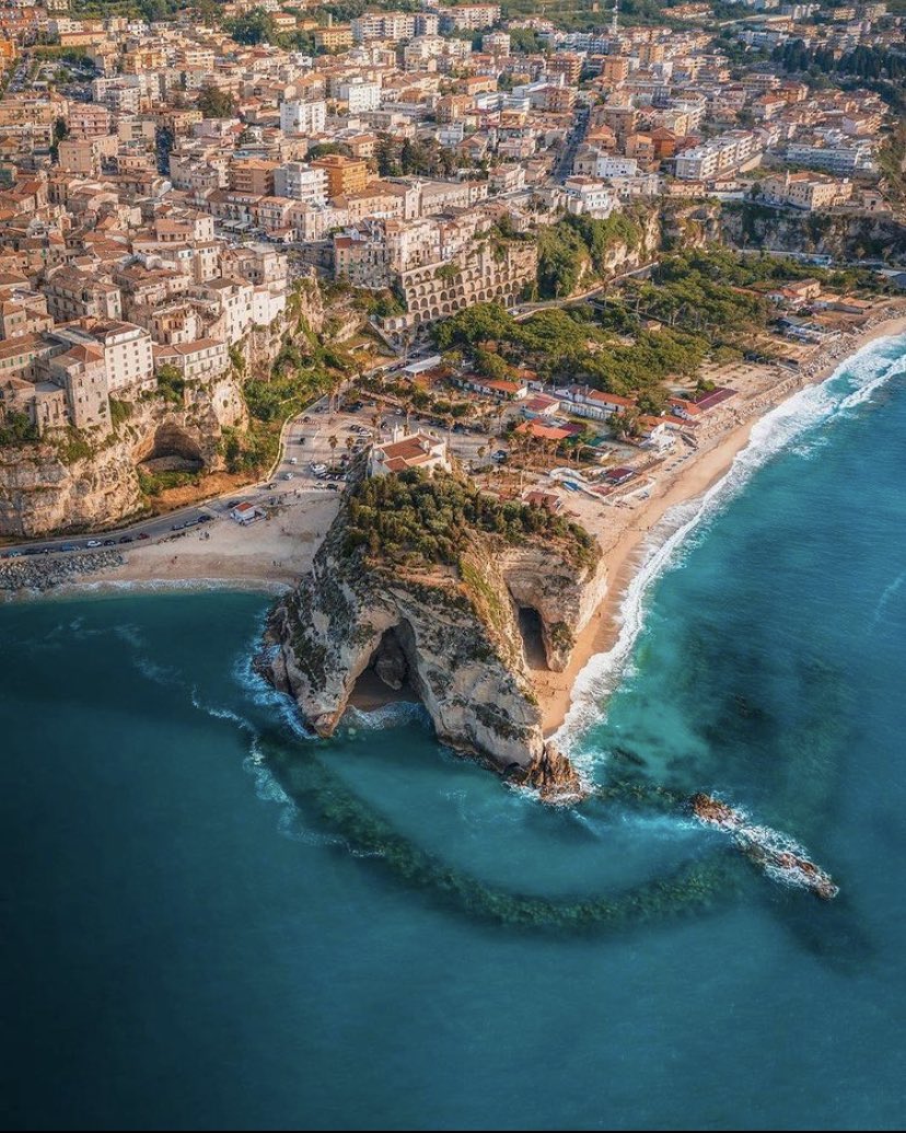 UndiscoveredIt1's tweet photo. Summer Loading... ☀️ 
📍Tropea, Calabria

#italy #travel #summer #calabria #beauty #sea #travelgram #nature #motivation #cities #wanderlust 
📸 @mario___dangelo @mr_a_19 #instagram https://t.co/8aFz7mDGy3