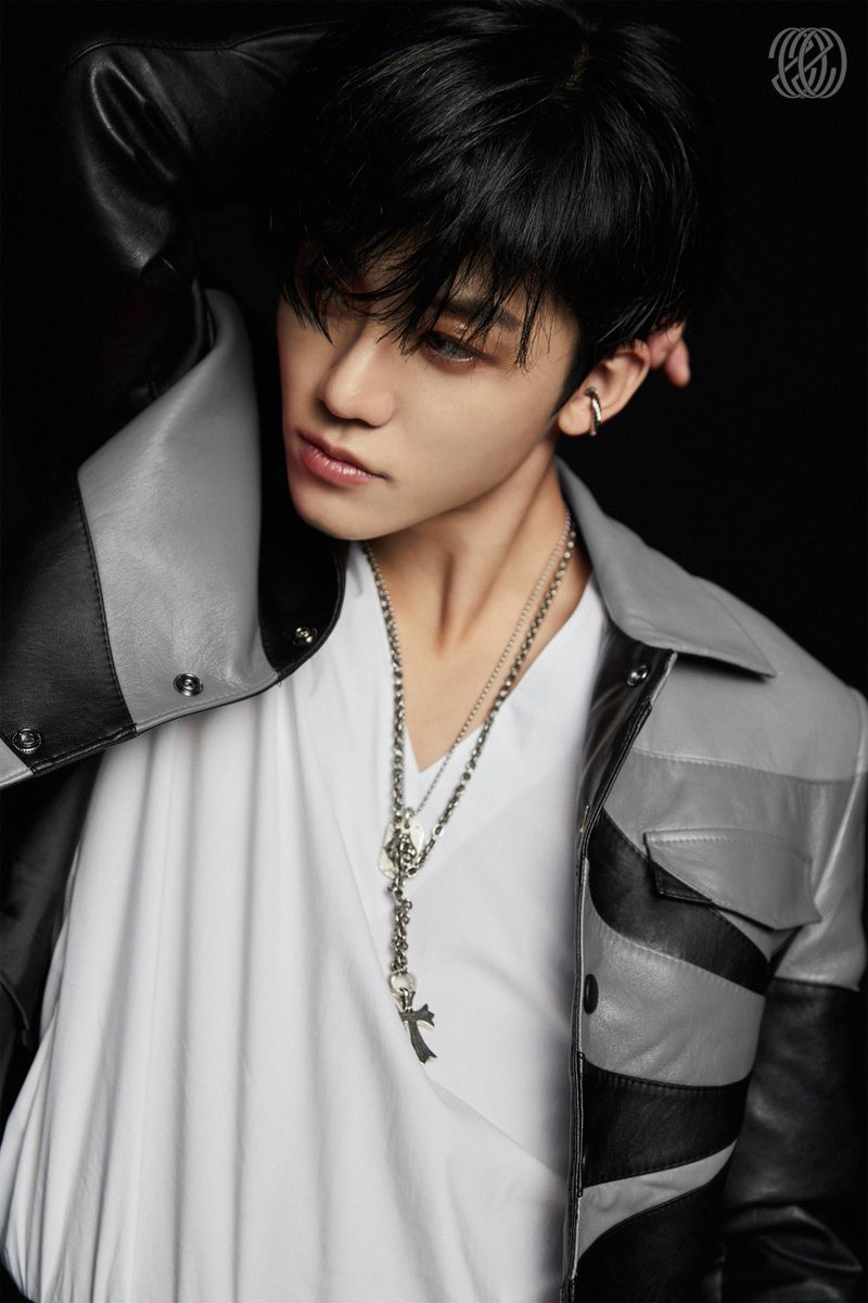 กราบแนบอก