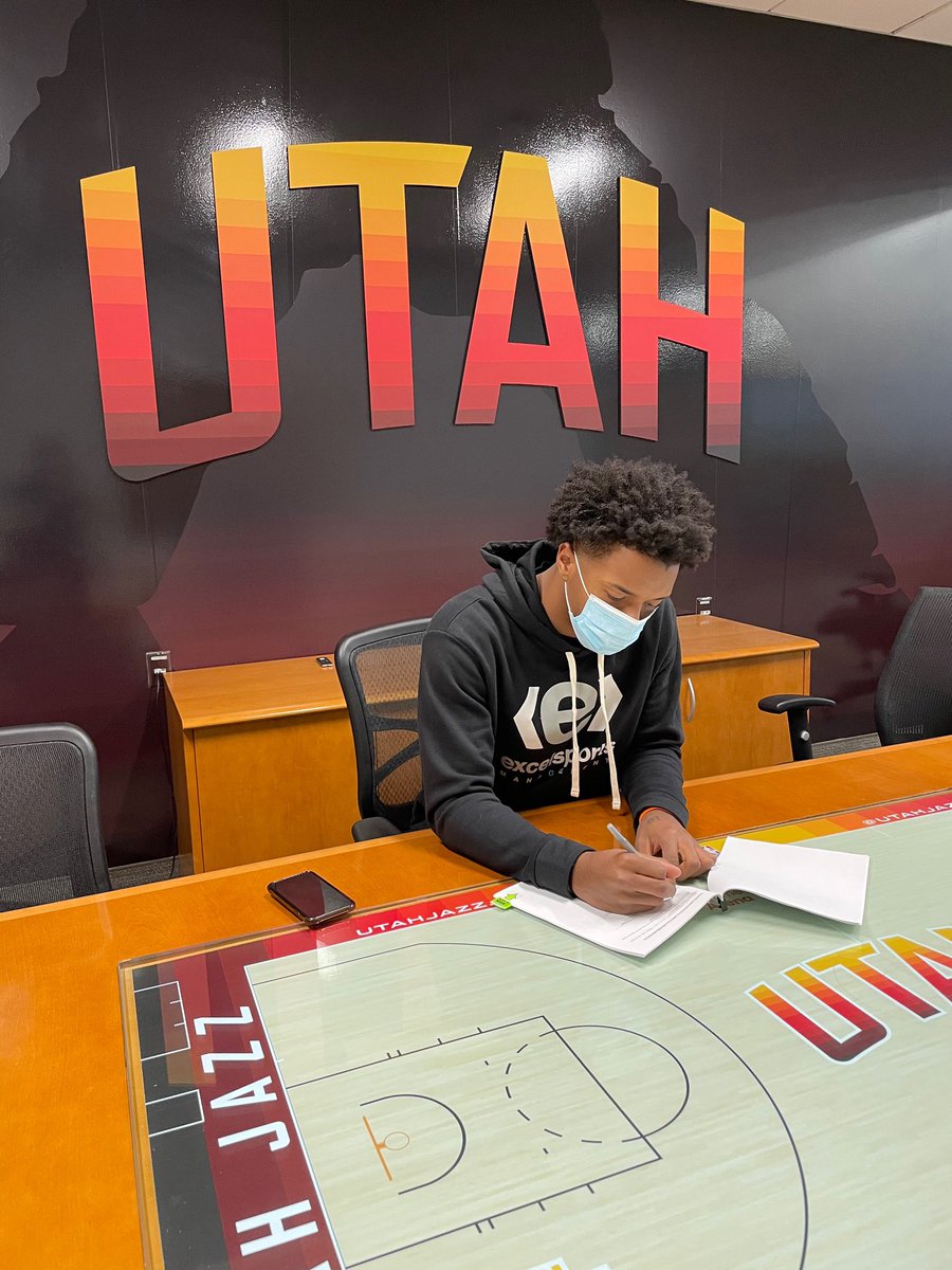 elijahhughes's tweet photo. signed my first NBA contract..
dream come true 🙏🏾

thank you @utahjazz https://t.co/dmNj9V84os