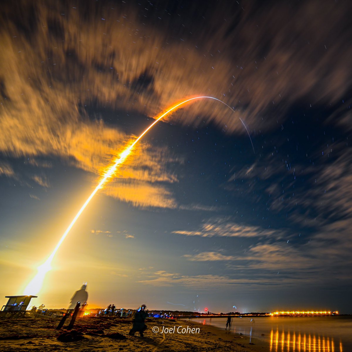 JoelBCohen's tweet photo. Sunday night streak shot of SpaceX launching 4 astronauts to the International Space Station aboard Crew Dragon Resilience. #crewdragon #crewdragonlaunch #spacex #ISS #internationalspacestation #resilience #spacexlaunch #spacexfalcon9 #resilience #astronautsonboard #nikon #z7 https://t.co/bg5QrrrcFL