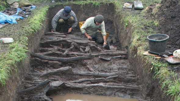This worked great and now archaeologists have returned to the site to uncover this wood, allowing them to use radiocarbon and tree ring dating to get a more complete picture of the site's history. 7/: Archaeologists re-excavating timbers at the site.