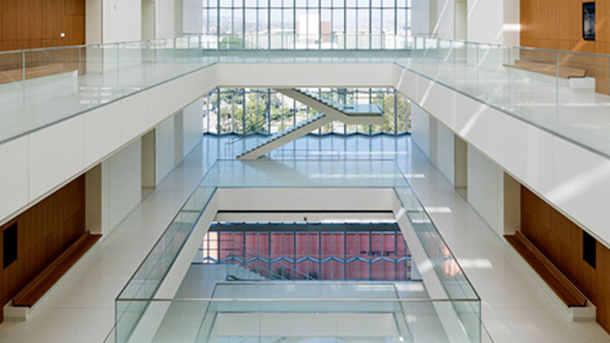 CRLaurence's tweet image. Found throughout the United States Courthouse in Los Angeles, the TAPER-LOC® L21S #Glass Railing System’s frameless profile delivers all-glass visuals that improve #lightdiffusion. See more: bit.ly/3pI81e1 #architecture