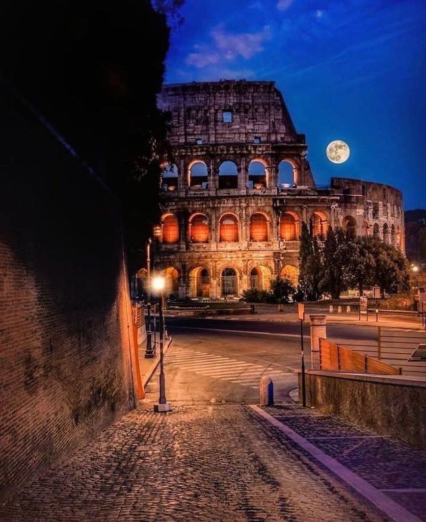 Rome by night 🌘 who wants to go for a romantic walk at moonlight?
#Romance #love #Italy