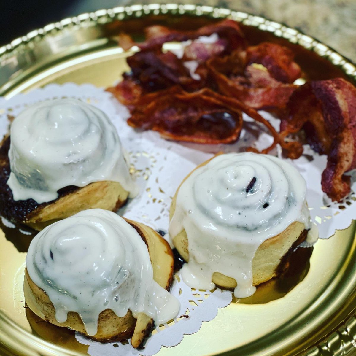 s_bakt's tweet photo. Had to feed my hard workers some freshly baked cinnamon rolls and bacon. #letsgetbakt #imabaker #cinnamonrolls https://t.co/tzHcfDgzuf