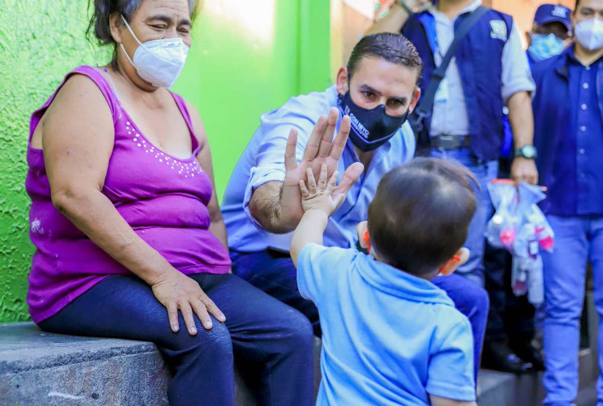 emuyshondt's tweet photo. Esta mañana recorrimos la Comunidad Altos de San Francisco, en el Distrito 4 de San Salvador, para escuchar las necesidades de sus habitantes y llevarles fumigación y sanitizante.
#SSesTuyo https://t.co/0VpFUgWyBd