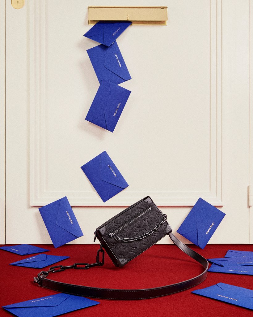 Louis Vuitton on X: Welcome reminders. #LouisVuitton's selection of  #LVGifts offers something for everyone. Explore the Journey Home for the Holidays  campaign at   / X