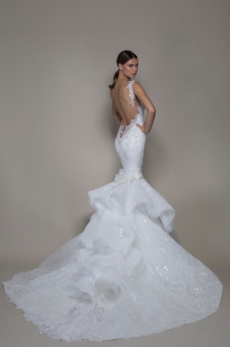 pninatornai's tweet photo. #RealCollection #Style4792 is a fan favorite and it's a reason to see why! How stunning is that low back and long train?
Collection available @KleinfeldBridal
Photo: Alexander Lipkin
Makeup: Ortal Elimeleh
Hair: Benjamin Ruimi https://t.co/jiSUMfBI6Y