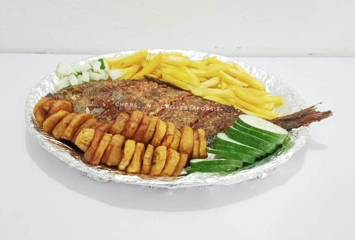chopsngrills's tweet photo. What do you say to a barbecue fish that went to school? Well detailed and yummy🙌🙌 #fishbarbecue #ilesameal #fishplatter #cooking #food #foodie #ilesa #ilesagriller #expressdelivery 08138013005 https://t.co/w4Lqakmmup