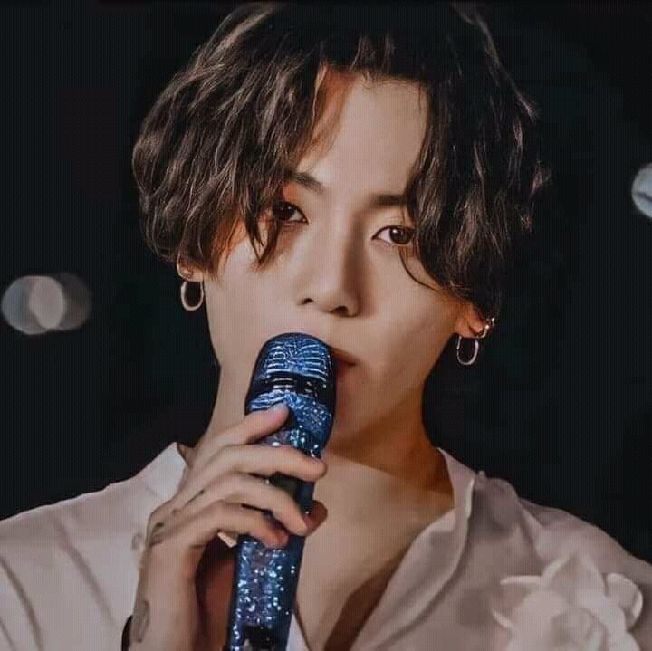 M4M460283439's tweet photo. ☁️Mis héroes no llevan una capa, mis héroes llevan un micrófono en la mano...💗💗

#BTSARMY #GRAMMYs https://t.co/bRsV6uu5XG